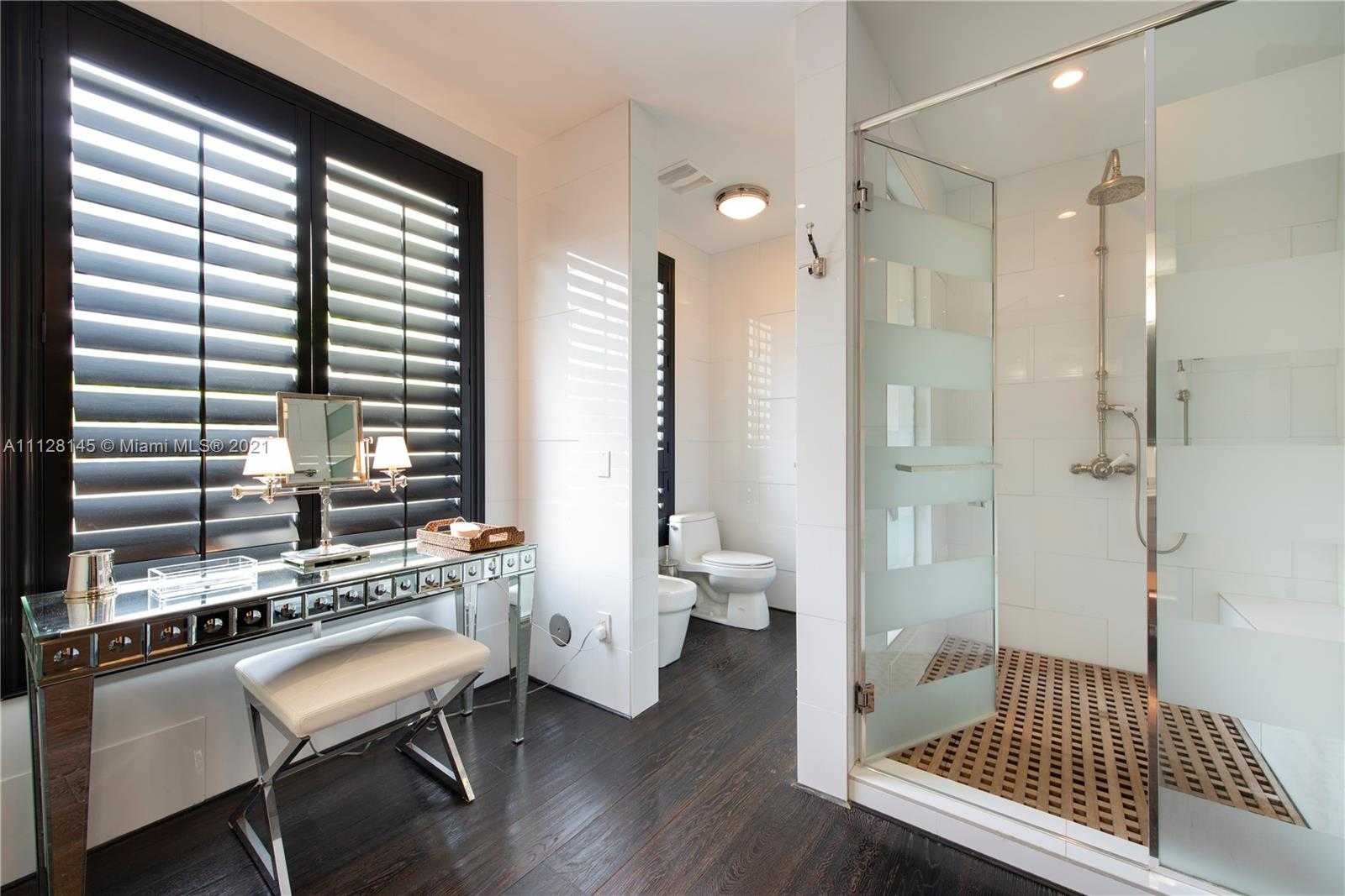 Small Image of 6101 Laguna Dr W, Miami Beach, FL 33141, USA Number 19