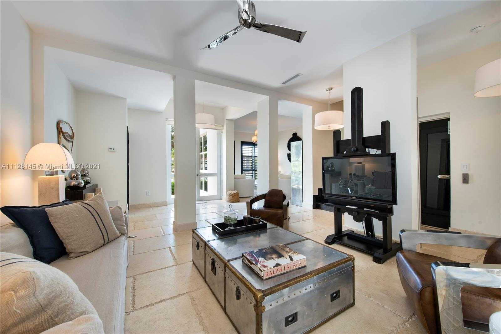 Small Image of 6101 Laguna Dr W, Miami Beach, FL 33141, USA Number 2