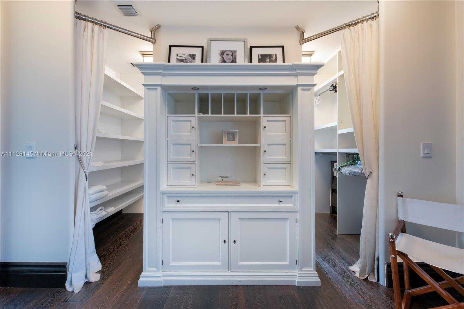 Small Image of 6101 Laguna Dr W, Miami Beach, FL 33141, USA Number 20
