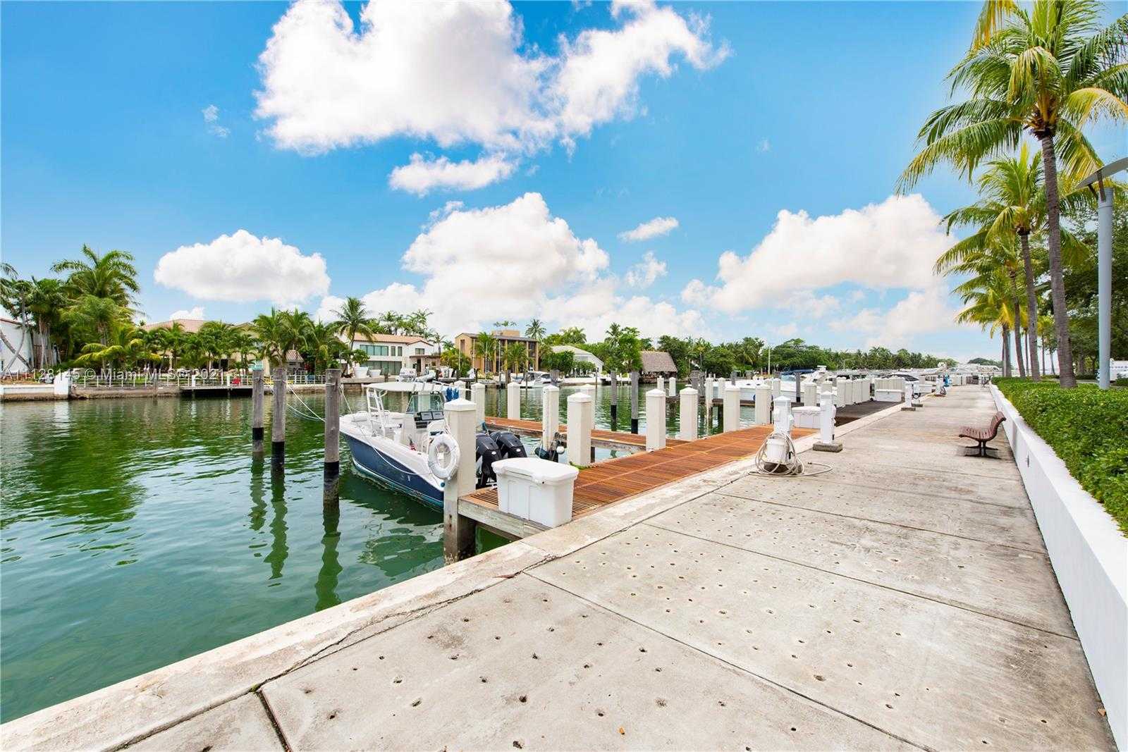 Small Image of 6101 Laguna Dr W, Miami Beach, FL 33141, USA Number 26