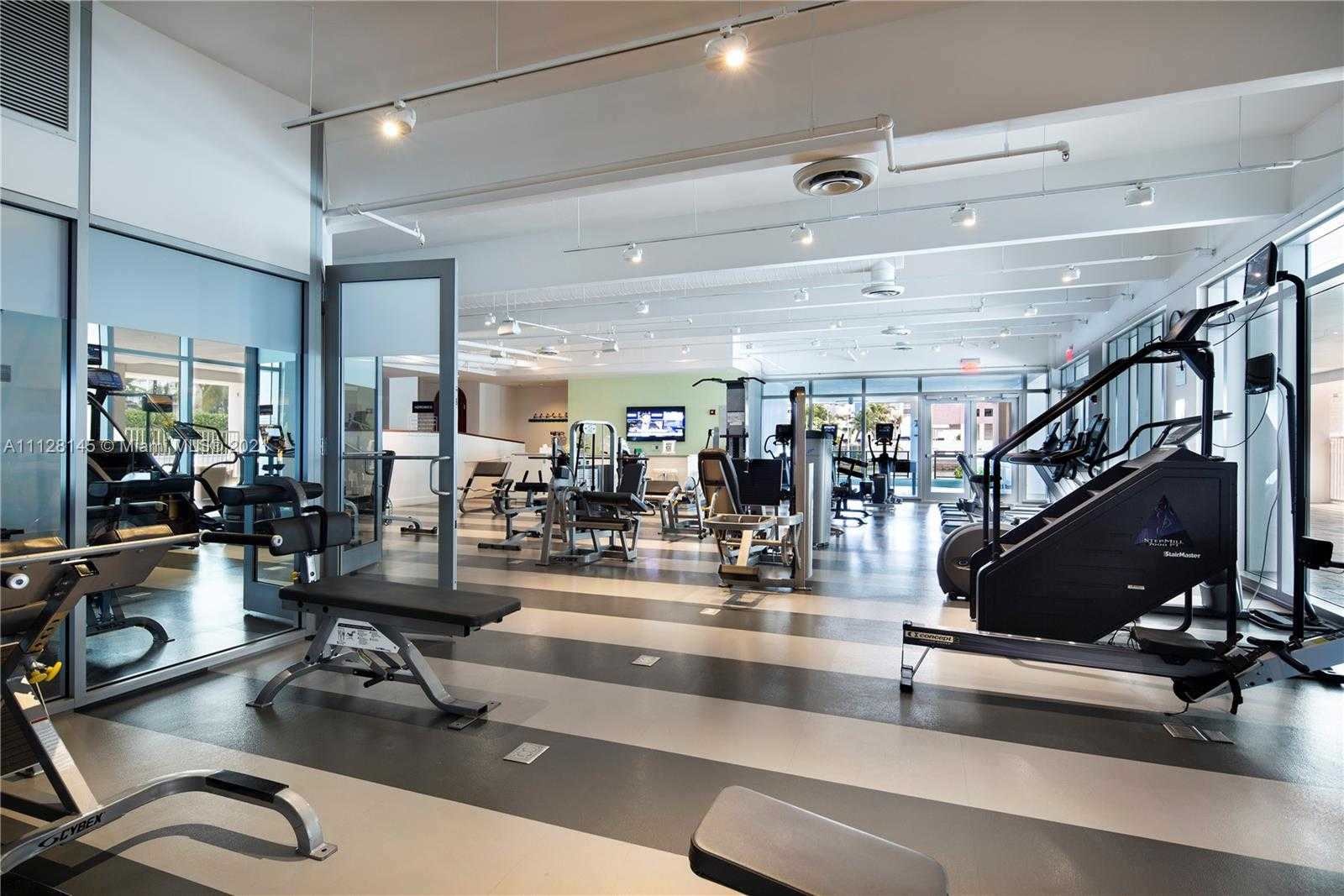 Small Image of 6101 Laguna Dr W, Miami Beach, FL 33141, USA Number 27