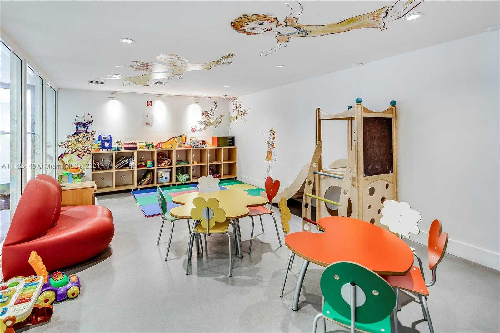 Small Image of 6101 Laguna Dr W, Miami Beach, FL 33141, USA Number 29