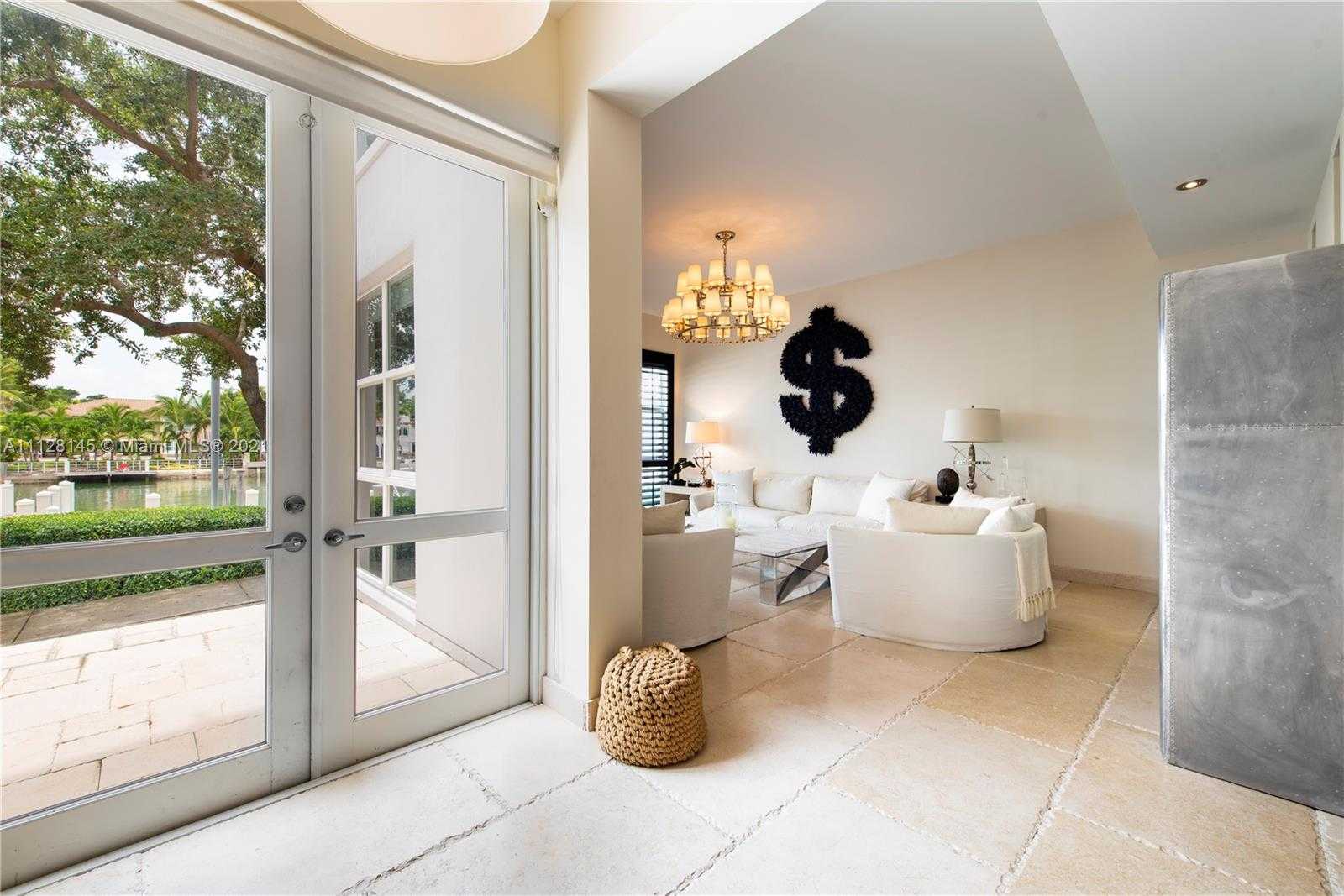 Small Image of 6101 Laguna Dr W, Miami Beach, FL 33141, USA Number 3