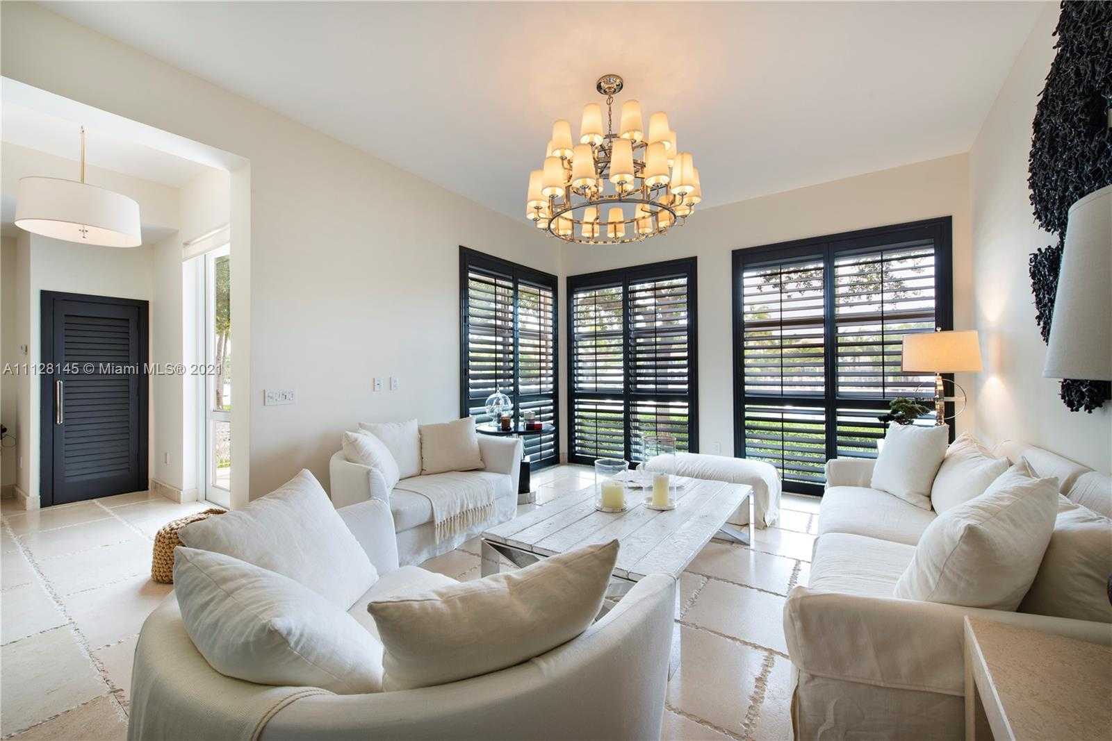 Small Image of 6101 Laguna Dr W, Miami Beach, FL 33141, USA Number 4