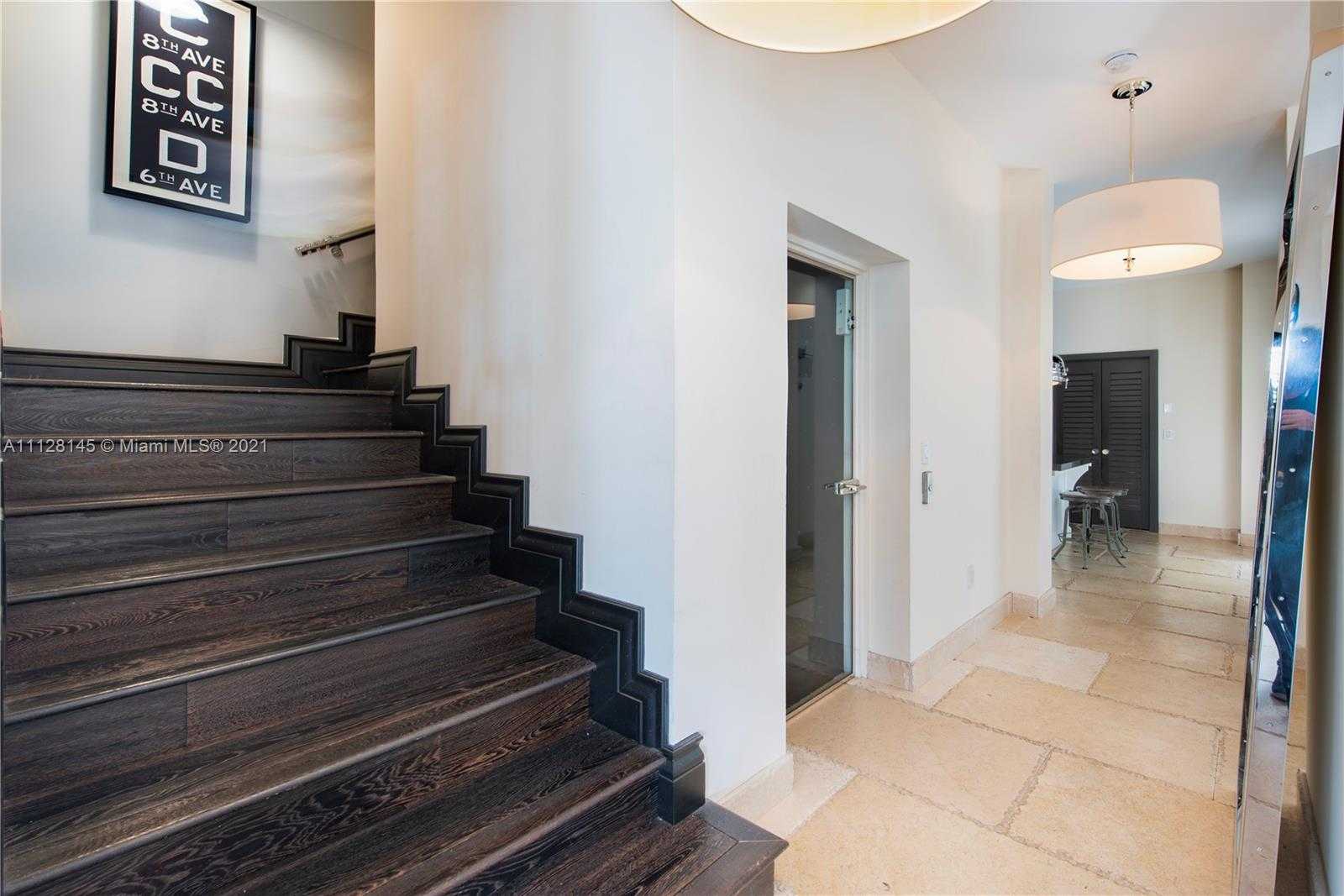 Small Image of 6101 Laguna Dr W, Miami Beach, FL 33141, USA Number 6