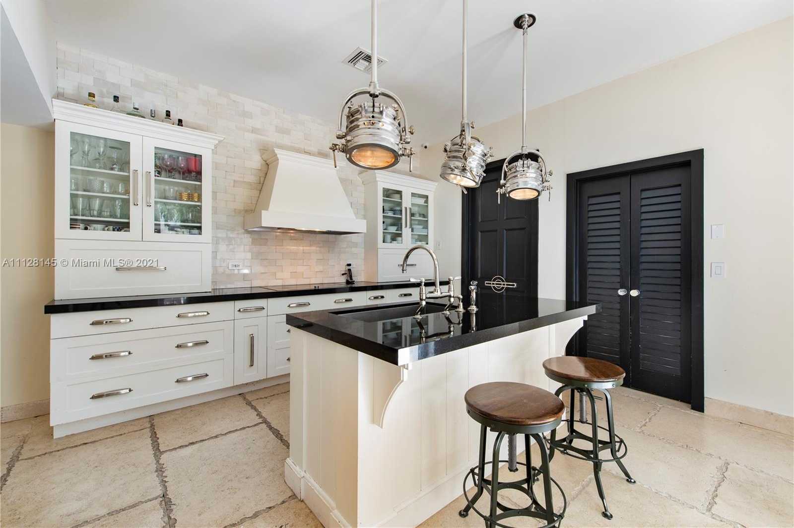 Small Image of 6101 Laguna Dr W, Miami Beach, FL 33141, USA Number 7