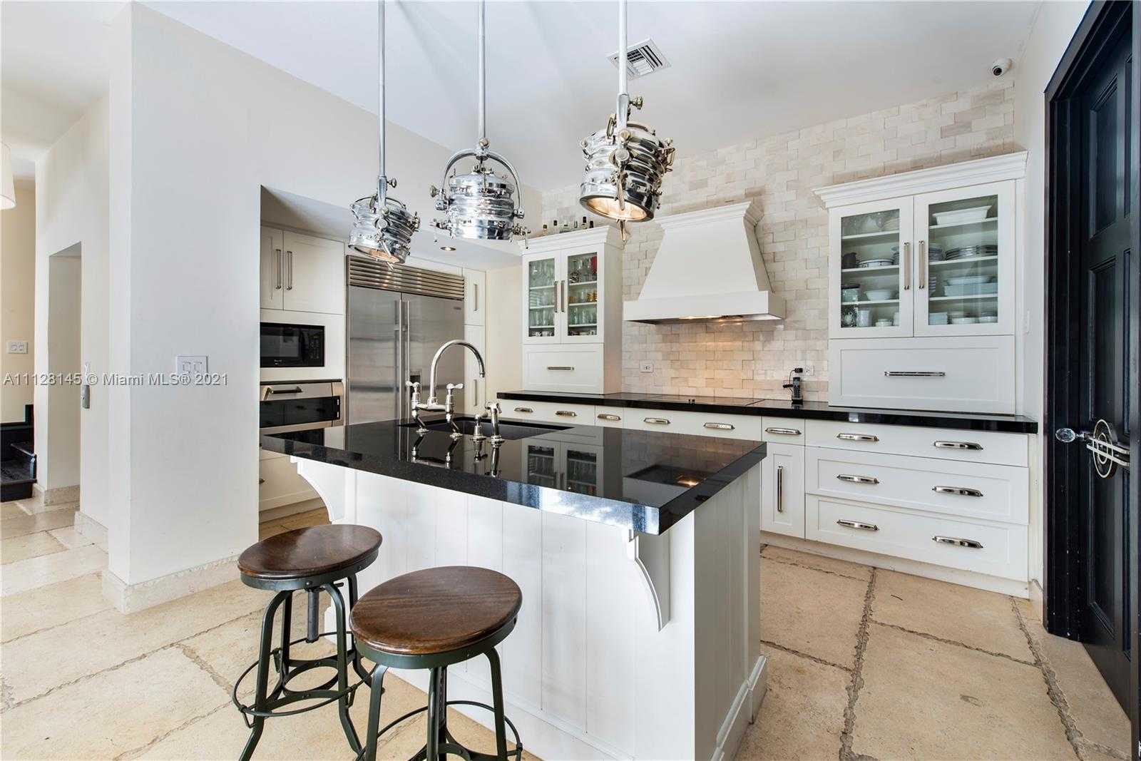 Small Image of 6101 Laguna Dr W, Miami Beach, FL 33141, USA Number 8