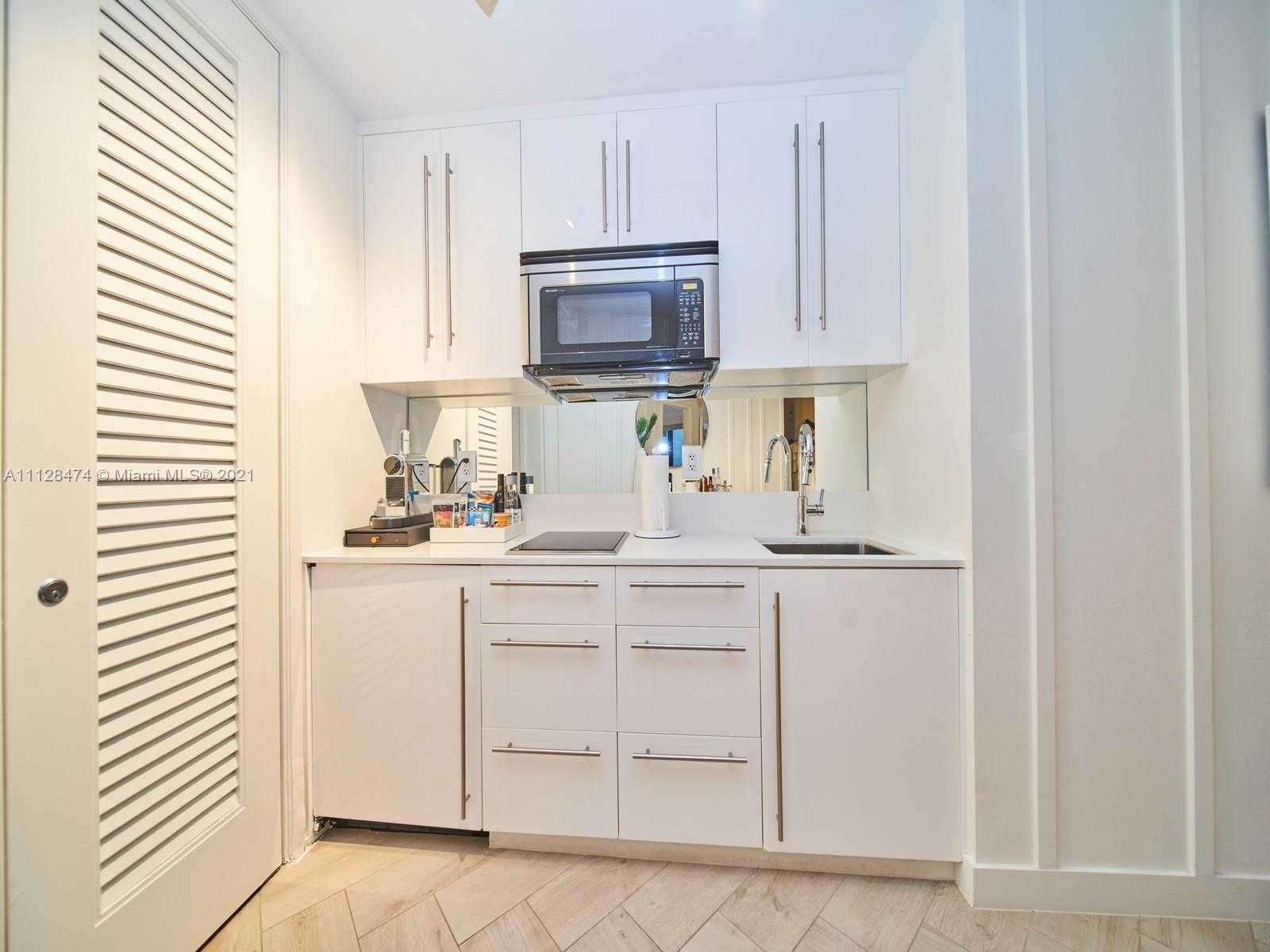 Small Image of 2201 Collins Ave, Miami Beach, FL 33139, USA Number 8