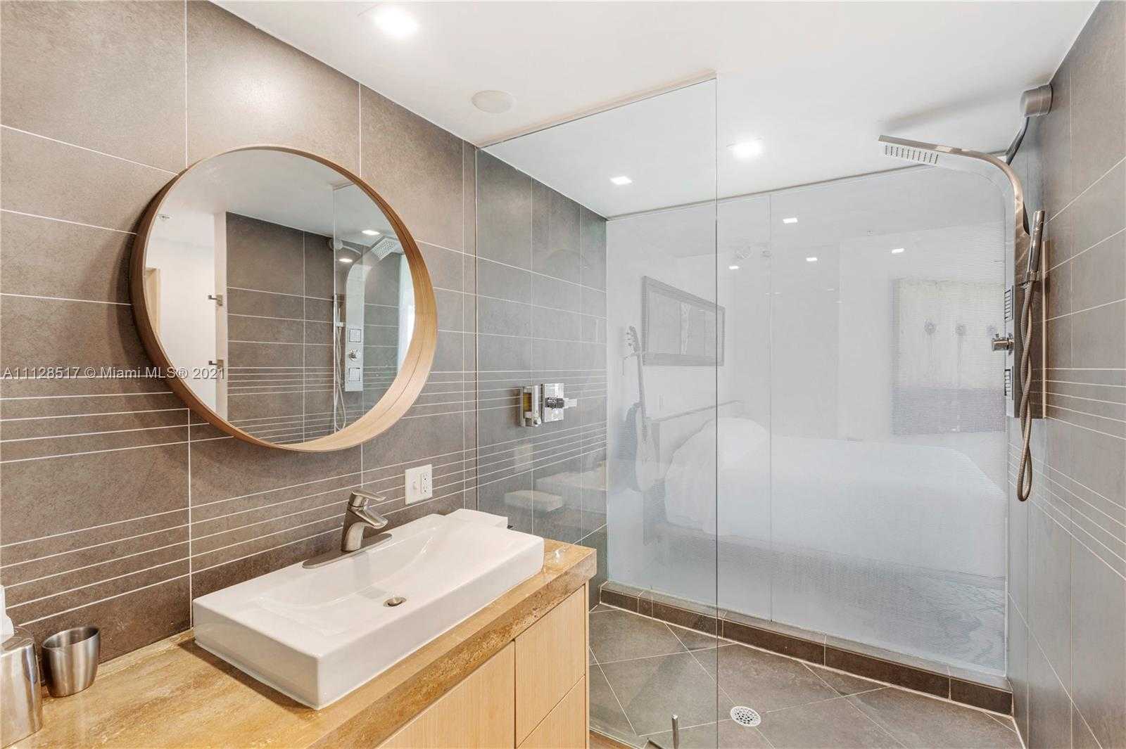 Small Image of 2155 Washington Ct, Miami Beach, FL 33139, USA Number 10