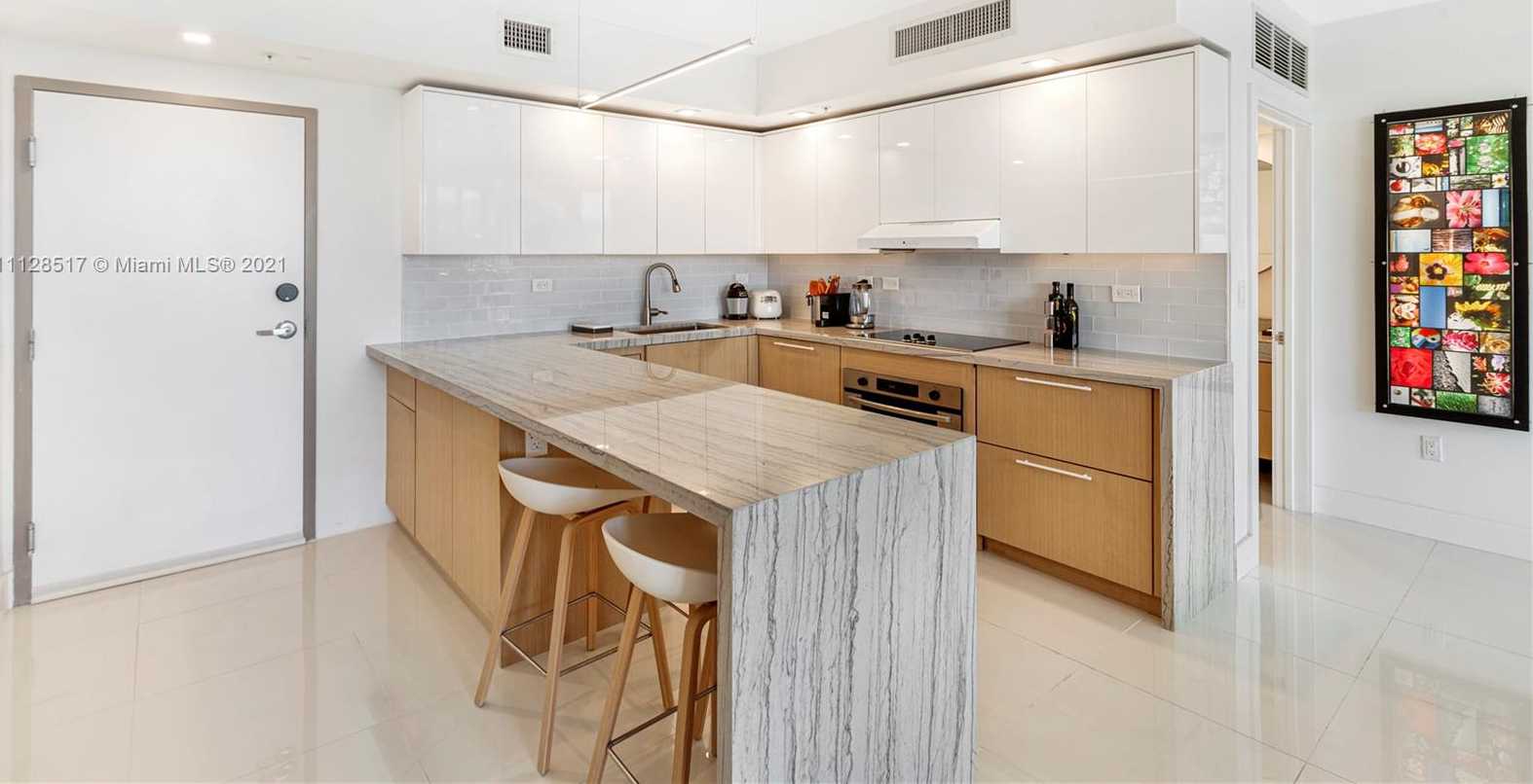 Small Image of 2155 Washington Ct, Miami Beach, FL 33139, USA Number 2