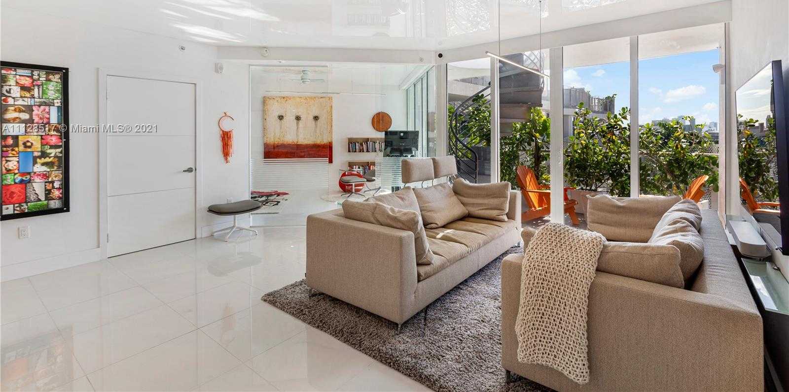 Small Image of 2155 Washington Ct, Miami Beach, FL 33139, USA Number 4