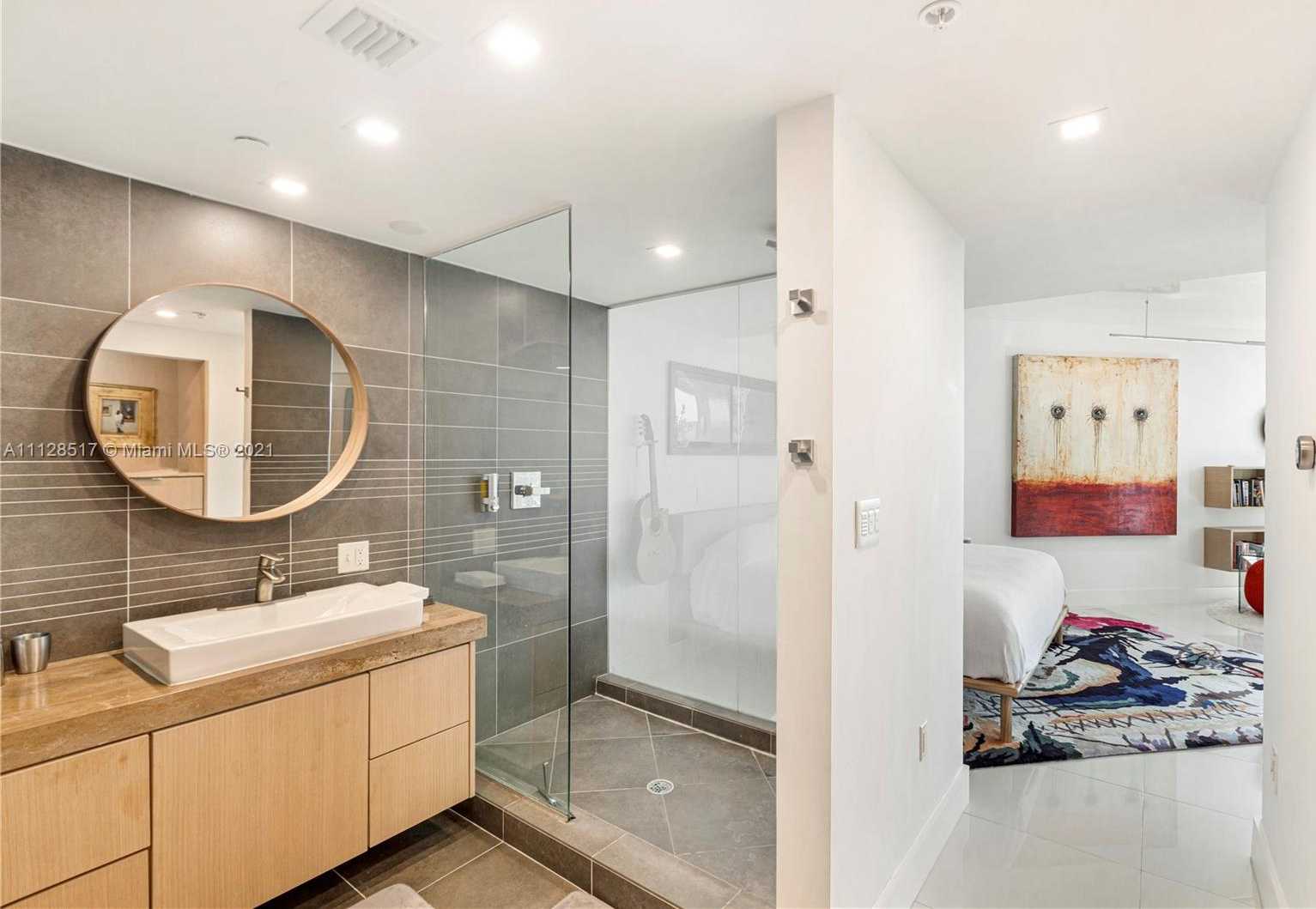 Small Image of 2155 Washington Ct, Miami Beach, FL 33139, USA Number 9