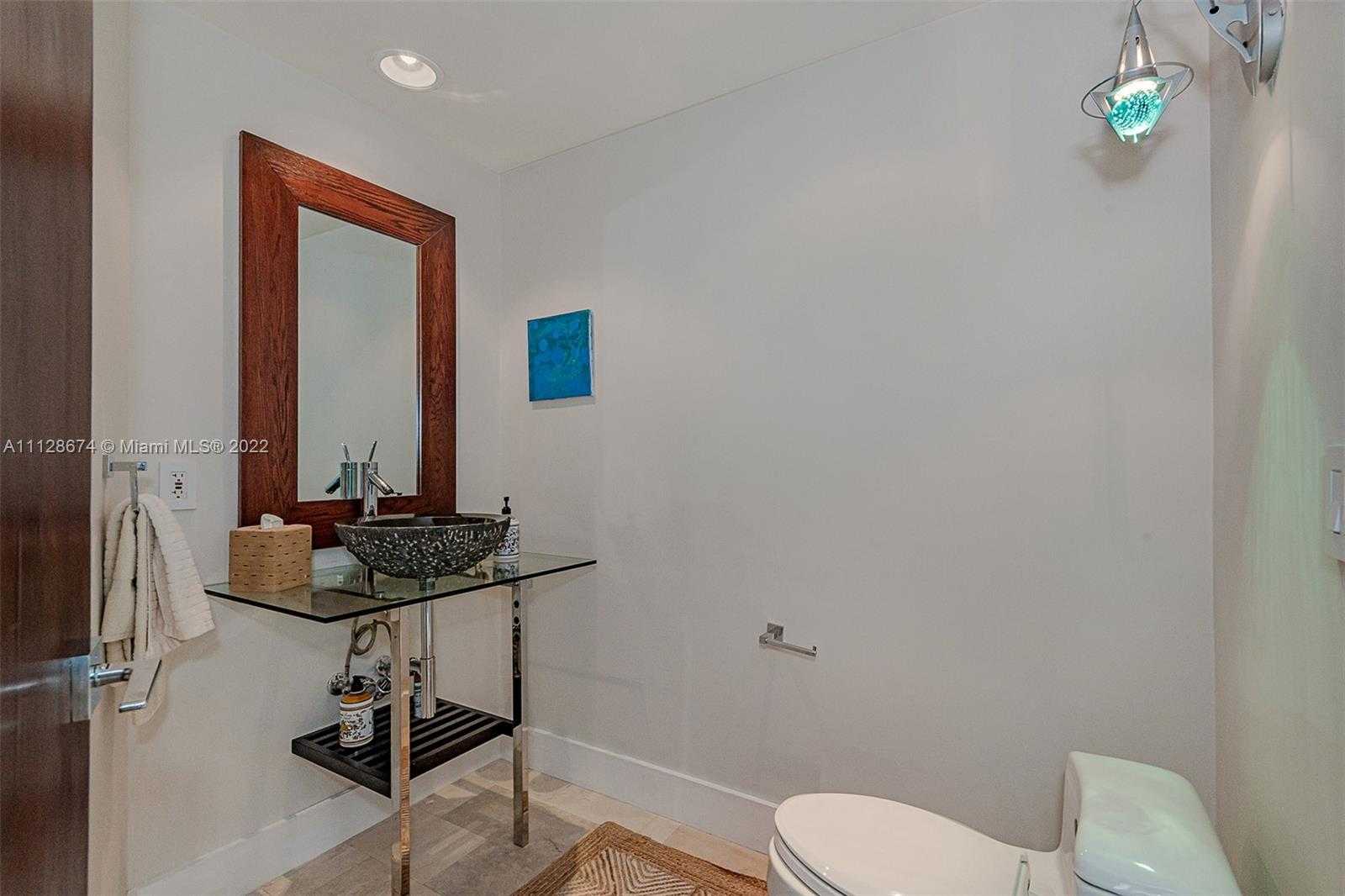 Small Image of 1000 South Pointe Dr, Miami Beach, FL 33139, USA Number 7