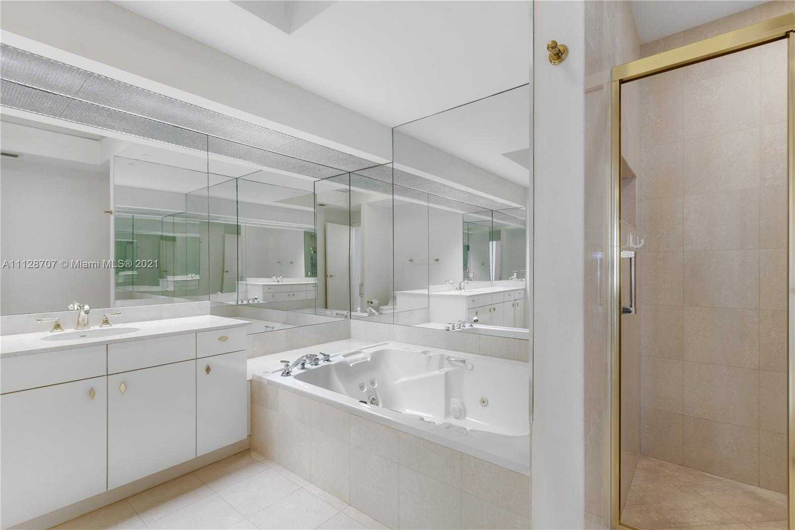 Small Image of 10101 Collins Ave, Bal Harbour, FL 33154, USA Number 17