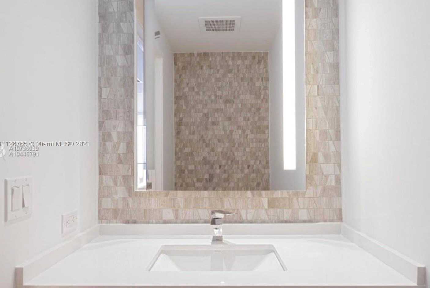Small Image of 68 SE 6th St, Miami, FL 33131, USA Number 10
