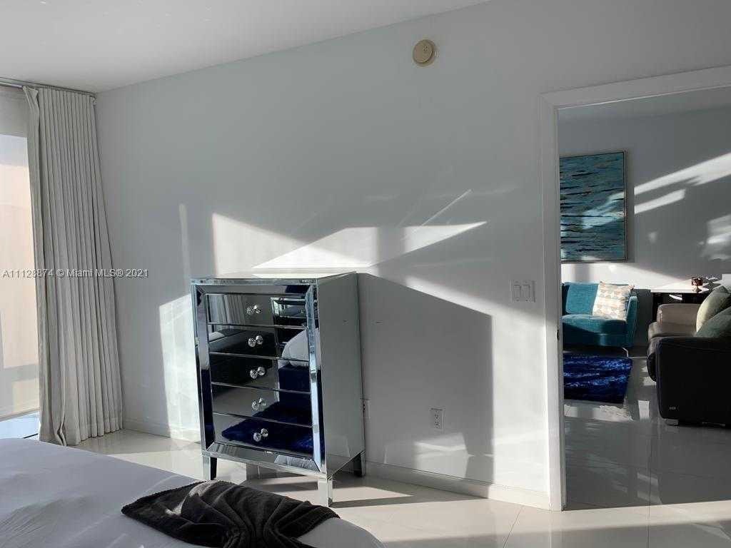 Small Image of 485 Brickell Ave, Miami, FL 33131, USA Number 3