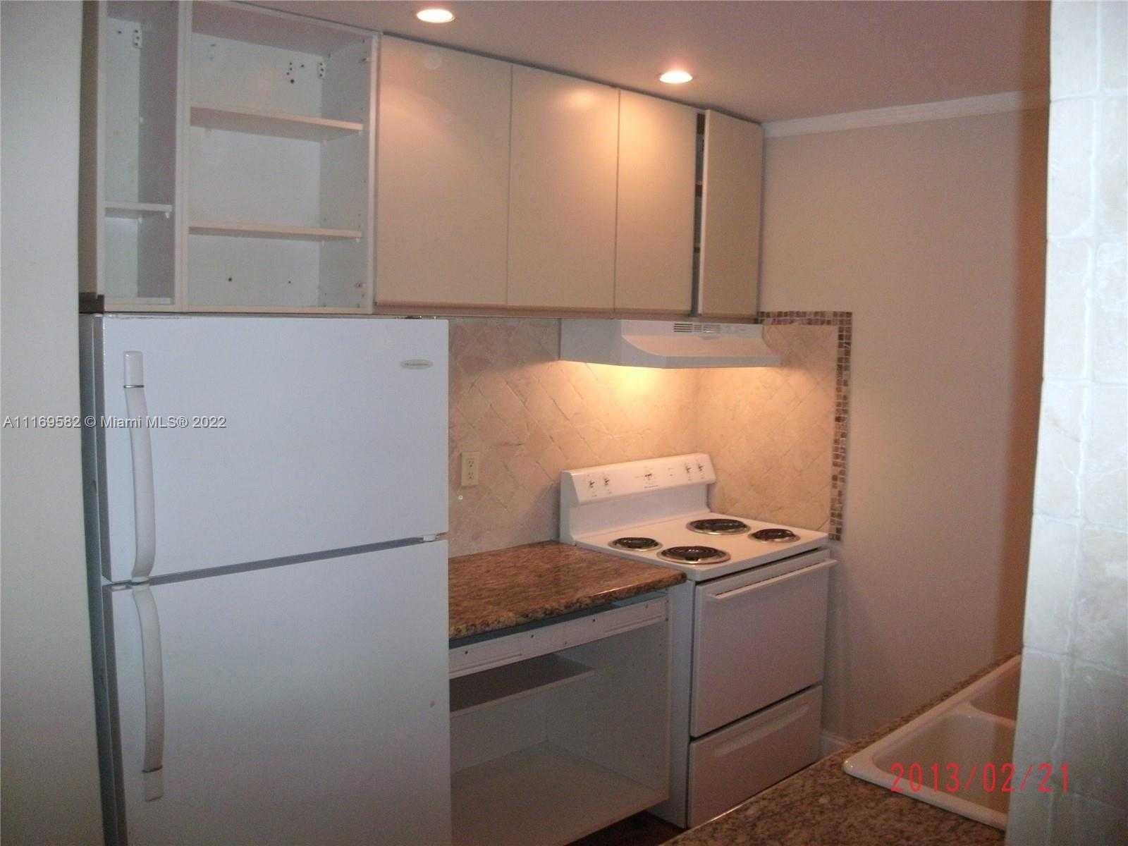 Small Image of 6031 SHAKERWOOD CIR #206, Tamarac Number 2