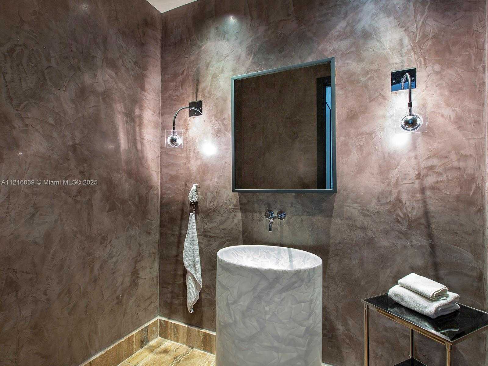 Small Image of 800 SOUTH POINTE DR #1204, Miami Beach Number 12