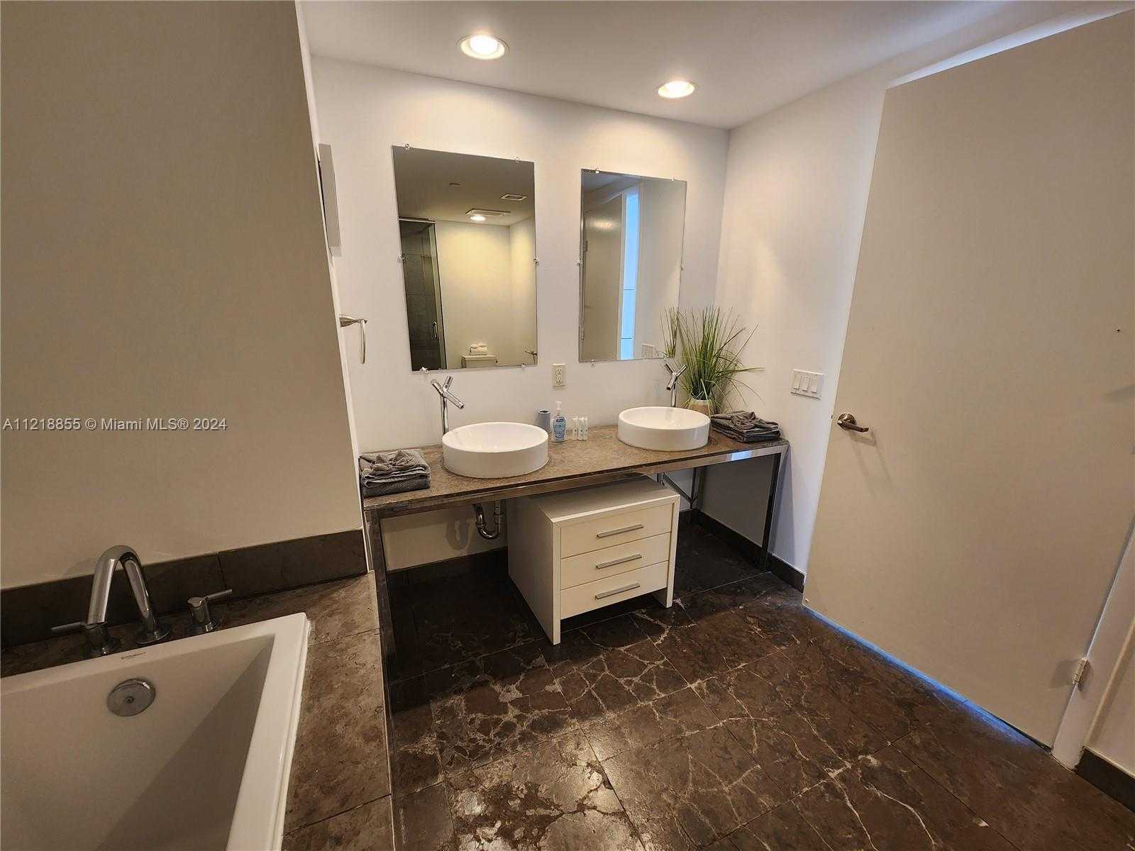 Small Image of 485 BRICKELL AVE #2504, Miami Number 9