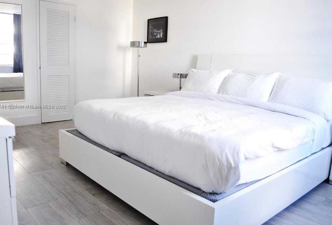 Small Image of 100 #435, Miami Beach Number 8