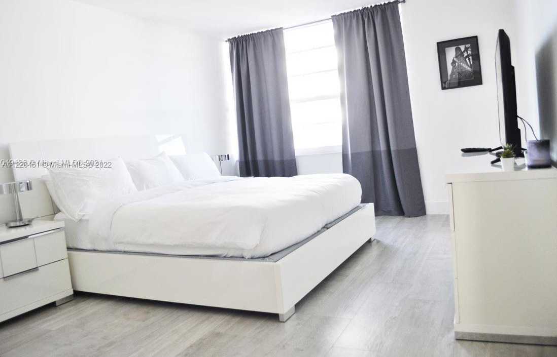 Small Image of 100 #435, Miami Beach Number 9