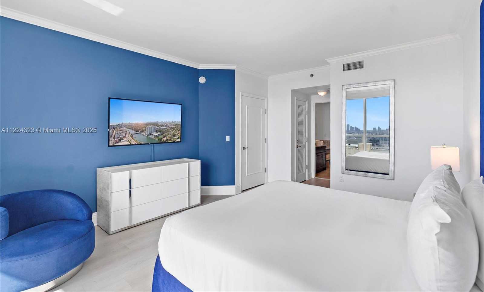 Small Image of 4401 COLLINS AV #2906/2908, Miami Beach Number 25