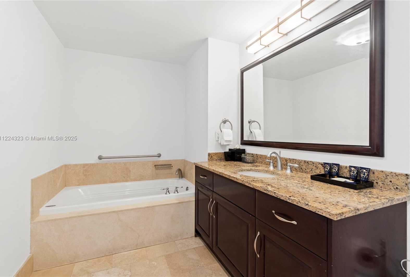 Small Image of 4401 COLLINS AV #2906/2908, Miami Beach Number 42