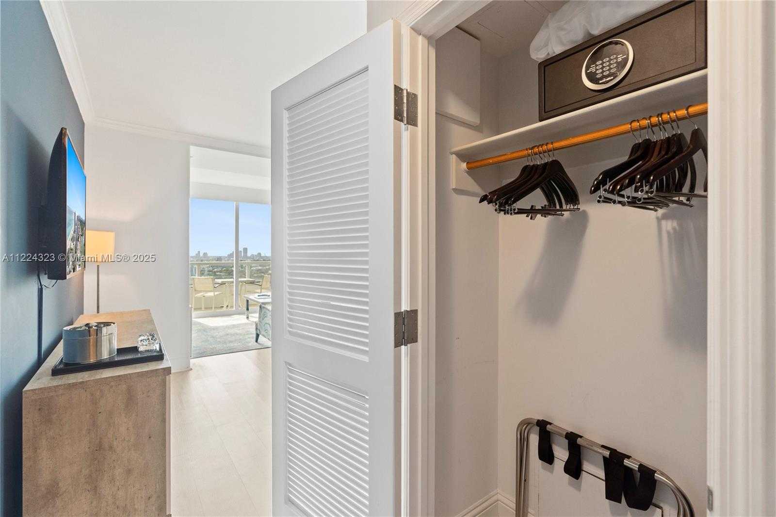Small Image of 4401 COLLINS AV #2906/2908, Miami Beach Number 45