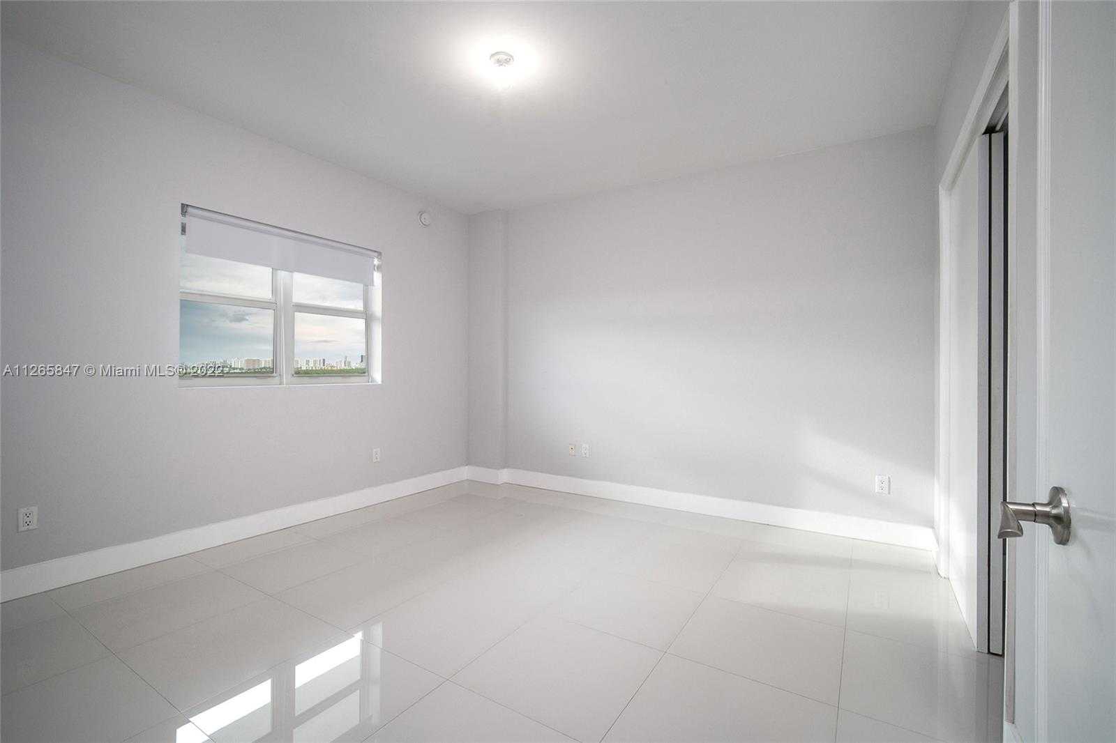 Small Image of 15051 ROYAL OAKS LN #1203, North Miami Number 29