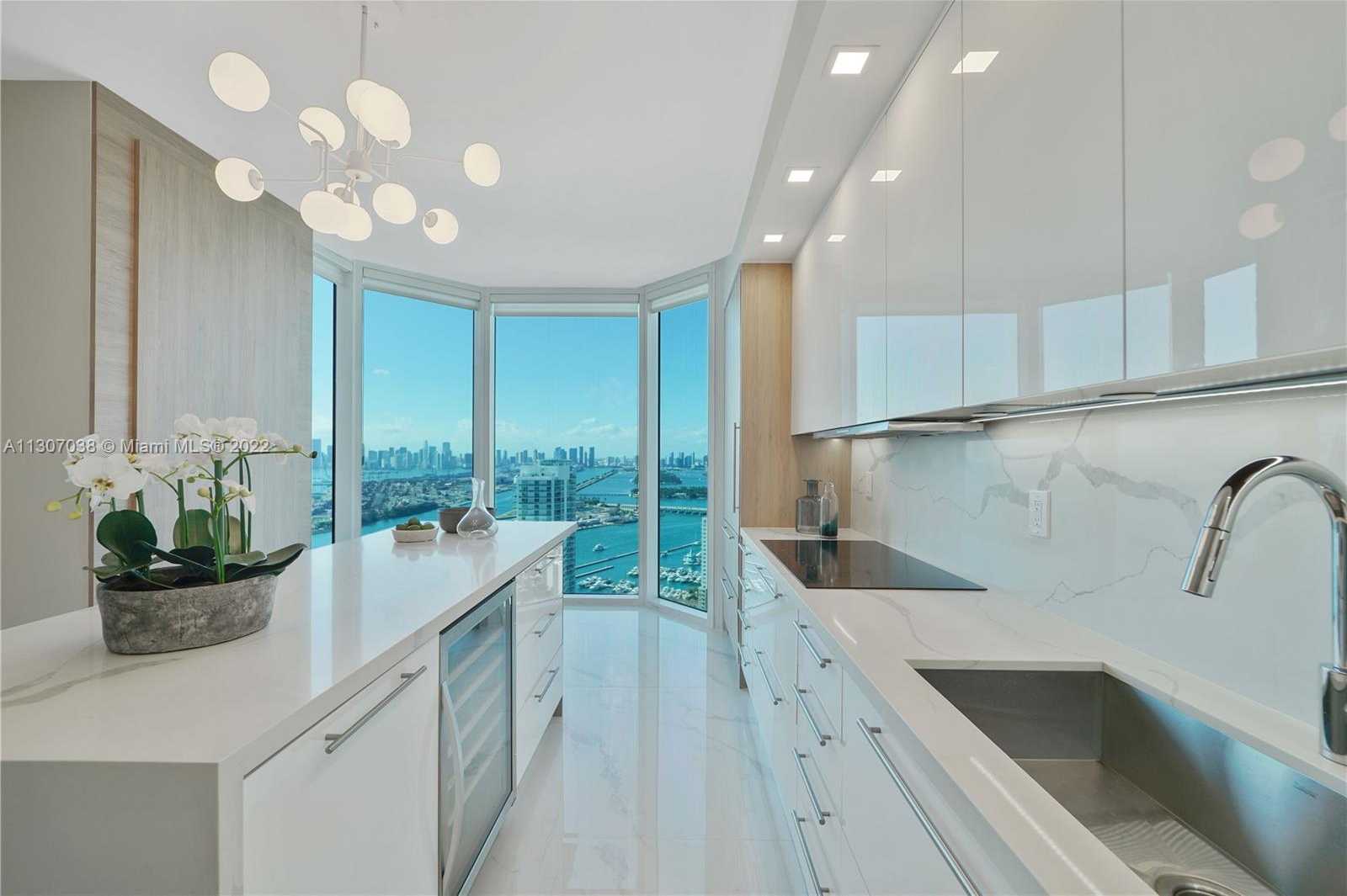 Small Image of 300 SOUTH POINTE DR #4306, Miami Beach Number 14