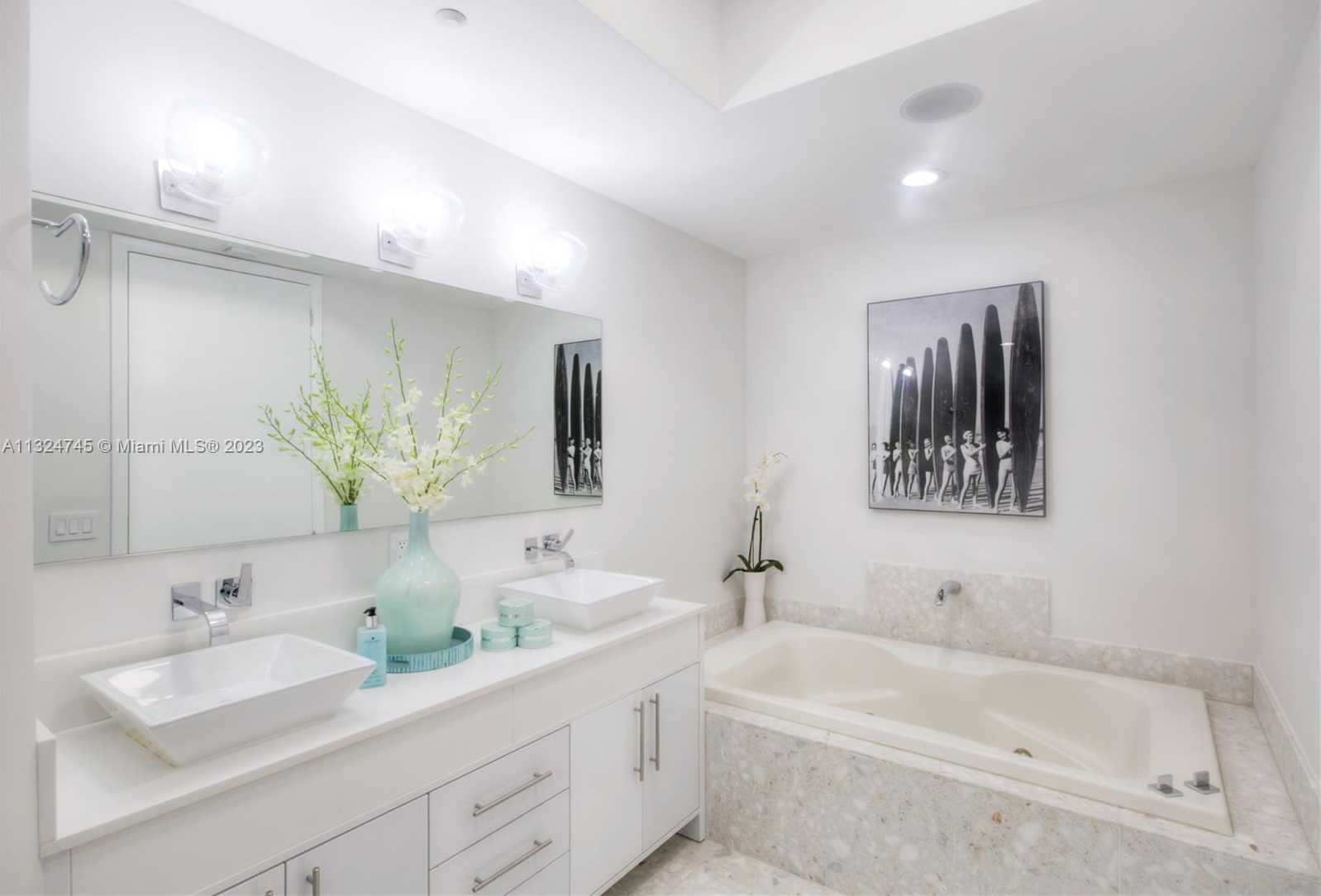 Small Image of 100 SOUTH POINTE DR #1501, Miami Beach Number 12