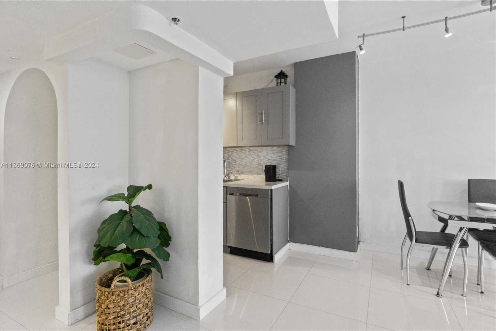 Small Image of 100 LINCOLN RD #501, Miami Beach Number 6
