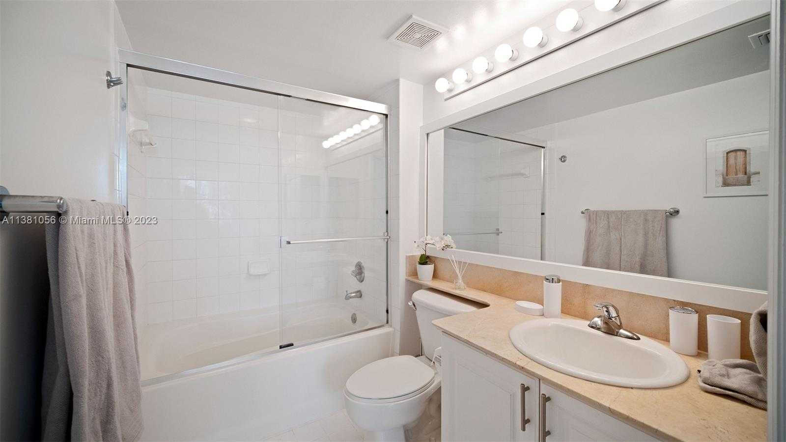 Small Image of 1155 Brickell Bay Dr, Miami, FL 33131, USA Number 53