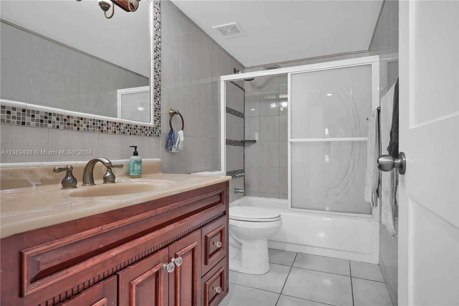 Small Image of 5401 COLLINS AVE #601, Miami Beach Number 25