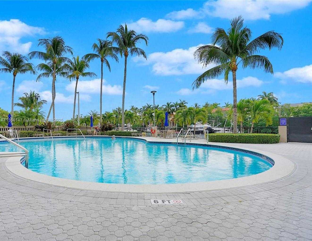 Small Image of 90 Edgewater Dr, Miami, FL 33133, USA Number 14