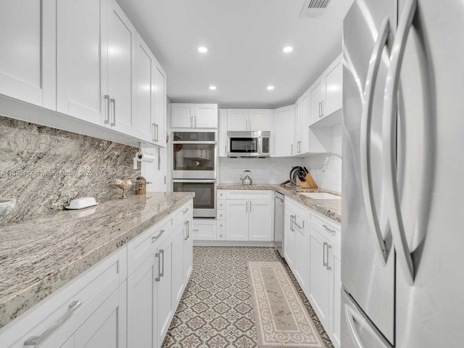 Small Image of 90 Edgewater Dr, Miami, FL 33133, USA Number 2
