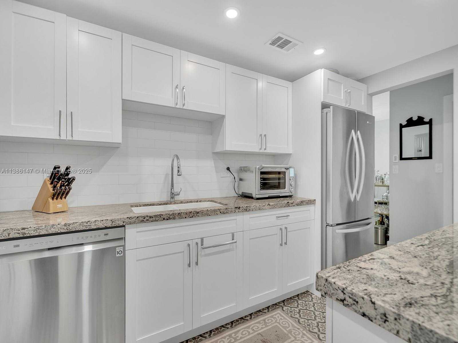 Small Image of 90 Edgewater Dr, Miami, FL 33133, USA Number 3