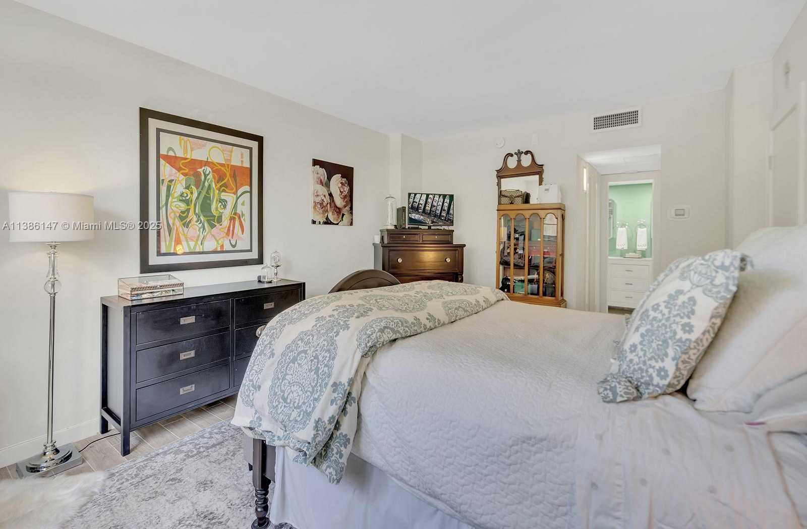 Small Image of 90 Edgewater Dr, Miami, FL 33133, USA Number 8