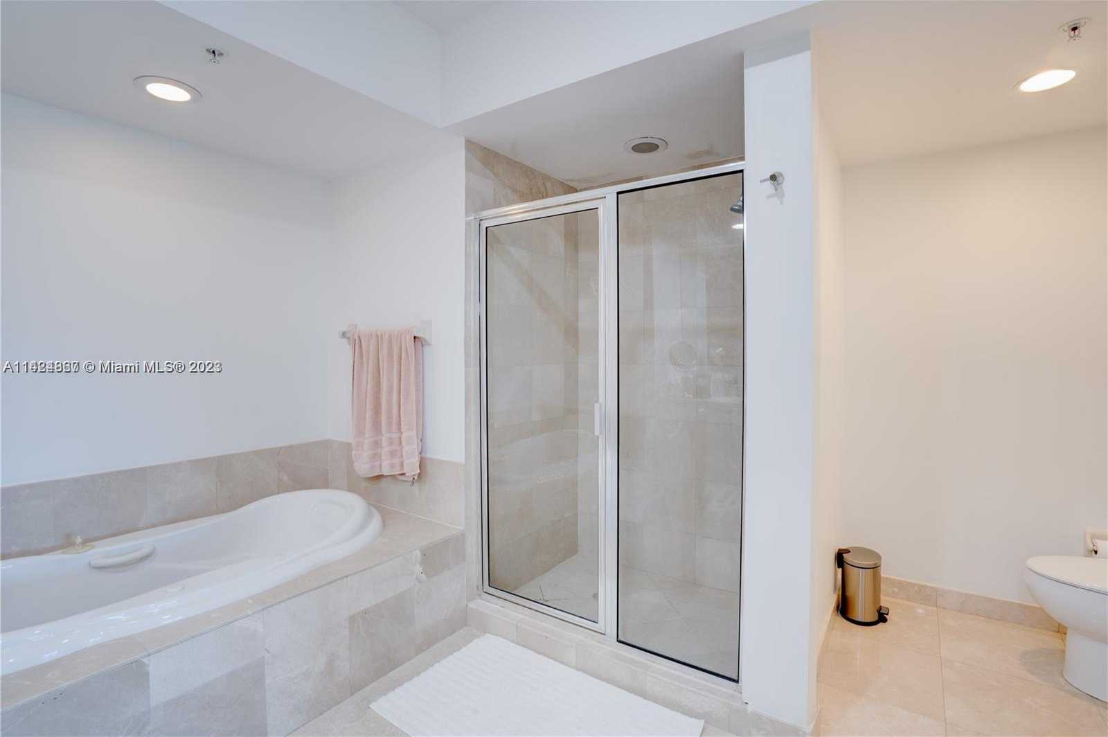 Small Image of 15051 ROYAL OAKS LN #503, North Miami Number 10