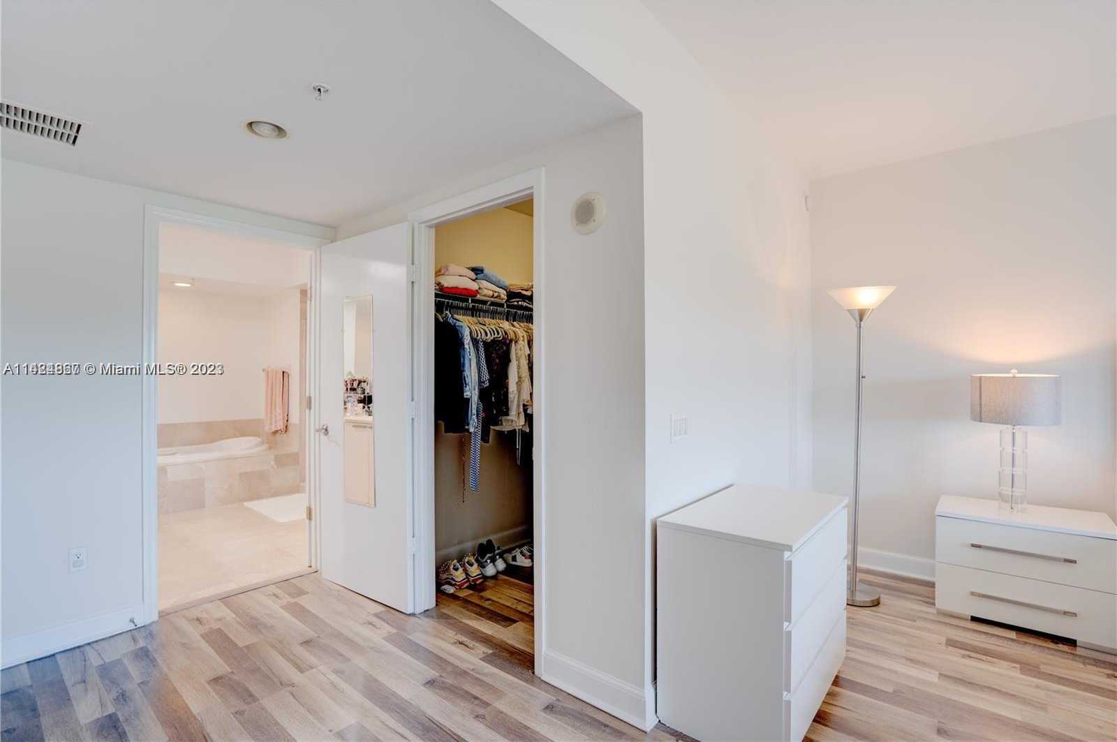Small Image of 15051 ROYAL OAKS LN #503, North Miami Number 12