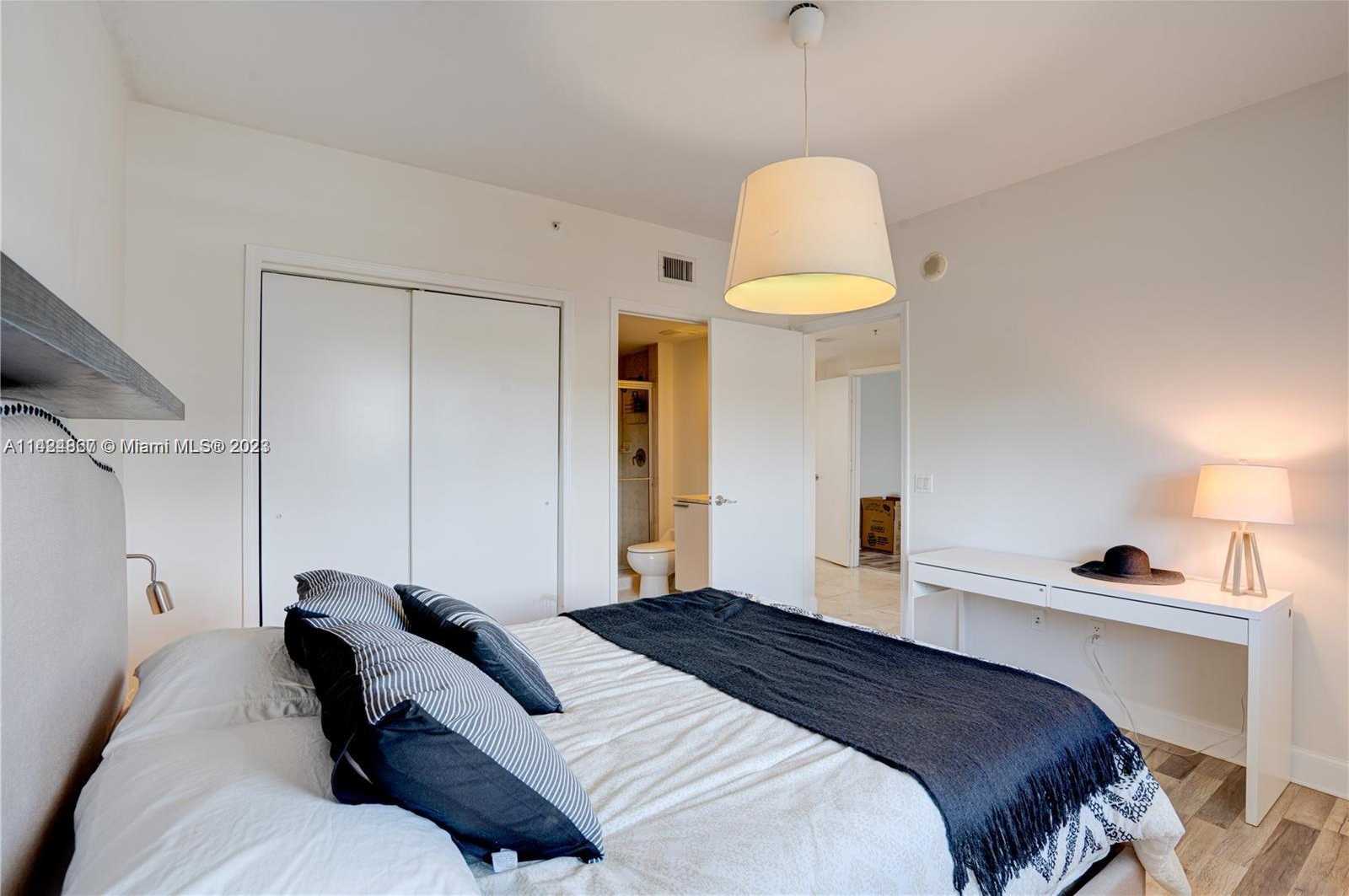 Small Image of 15051 ROYAL OAKS LN #503, North Miami Number 15