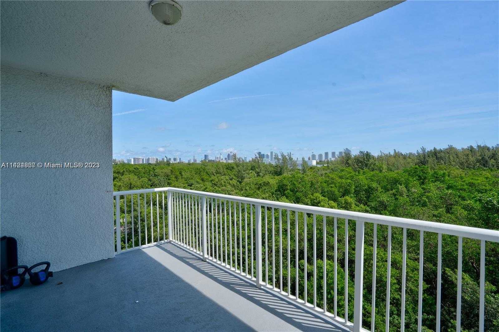 Small Image of 15051 ROYAL OAKS LN #503, North Miami Number 23