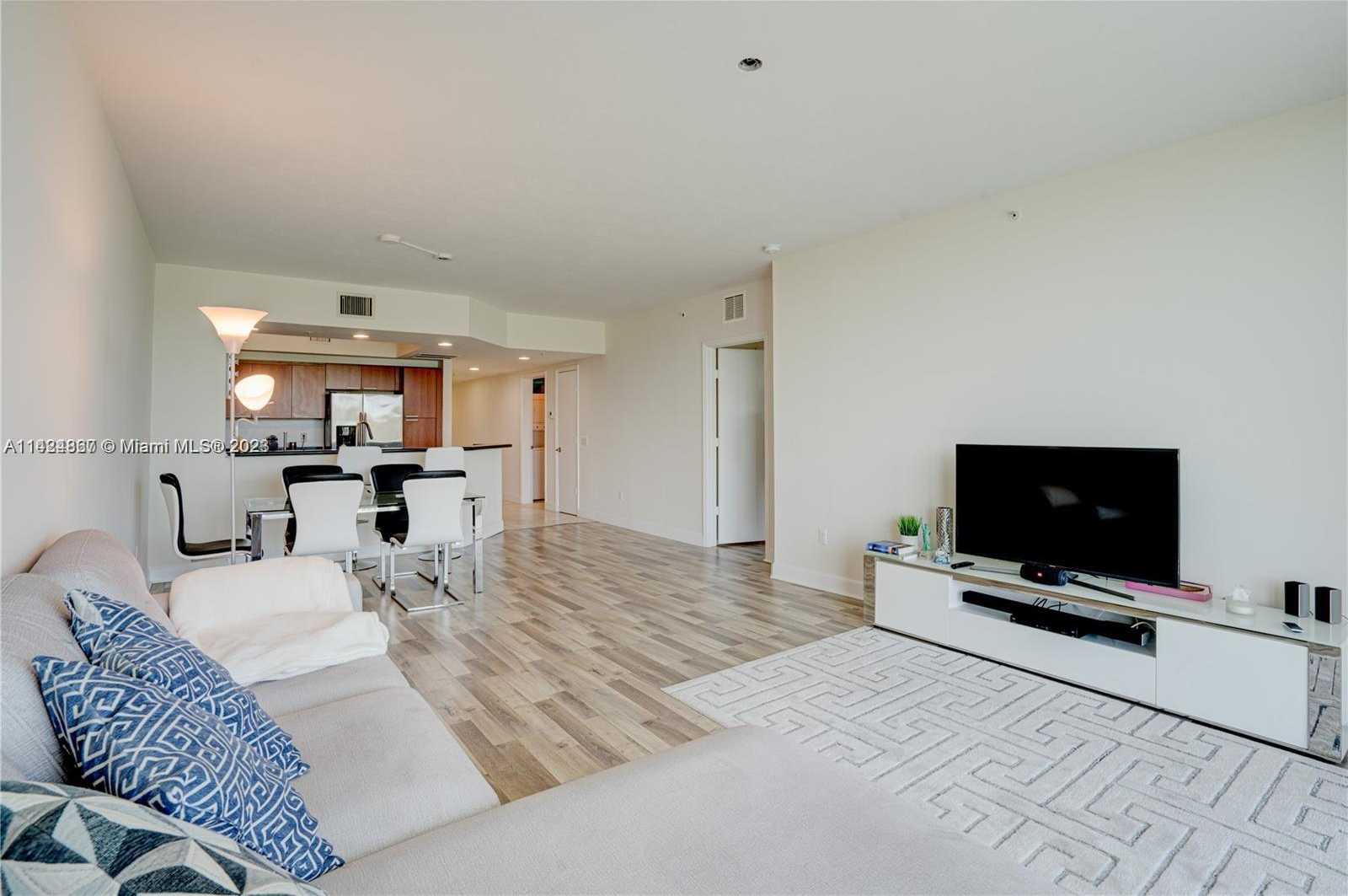 Small Image of 15051 ROYAL OAKS LN #503, North Miami Number 7