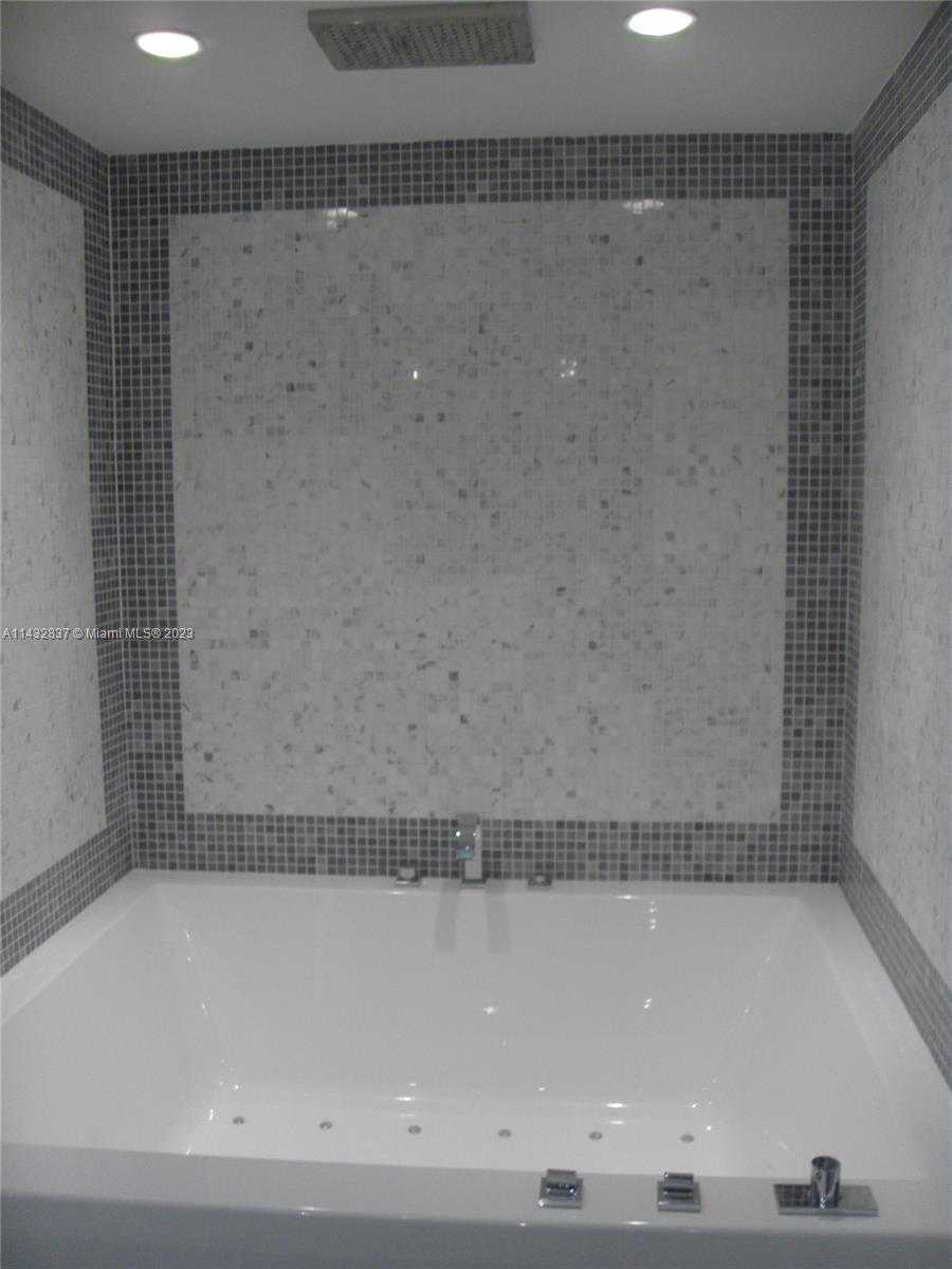Small Image of 200 BISCAYNE BOULEVARD WAY #3709, Miami Number 4