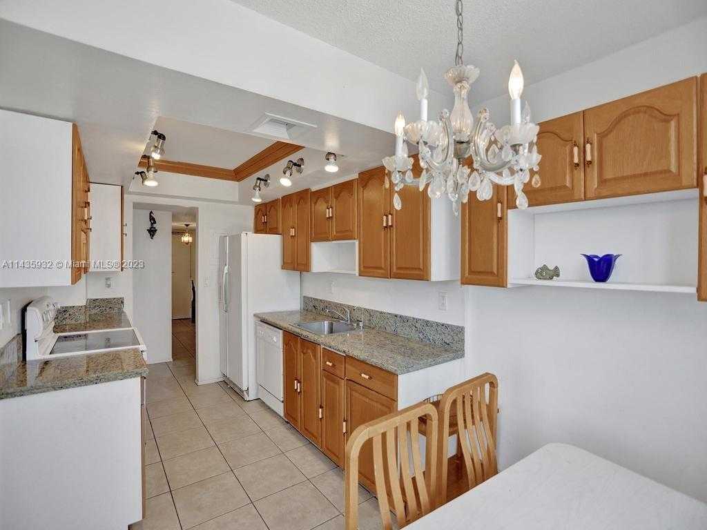 Small Image of 18051 BISCAYNE BLVD #304, Aventura Number 12