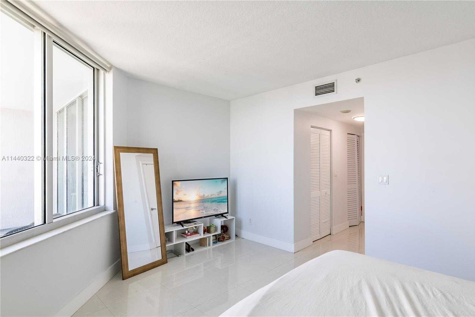 Small Image of 335 SOUTH BISCAYNE BLVD #3900, Miami Number 18