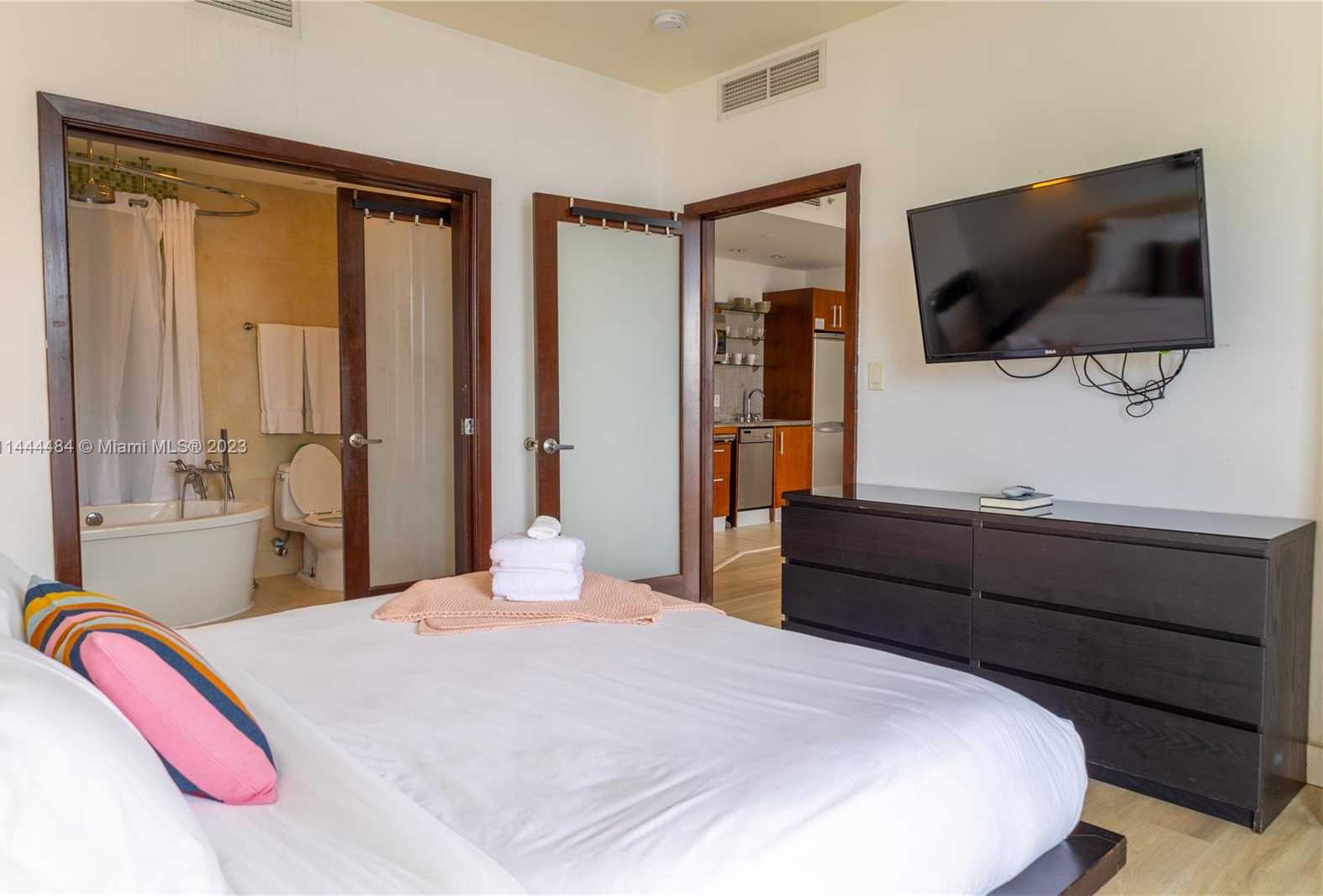 Small Image of 1052 OCEAN DR #C503, Miami Beach Number 9