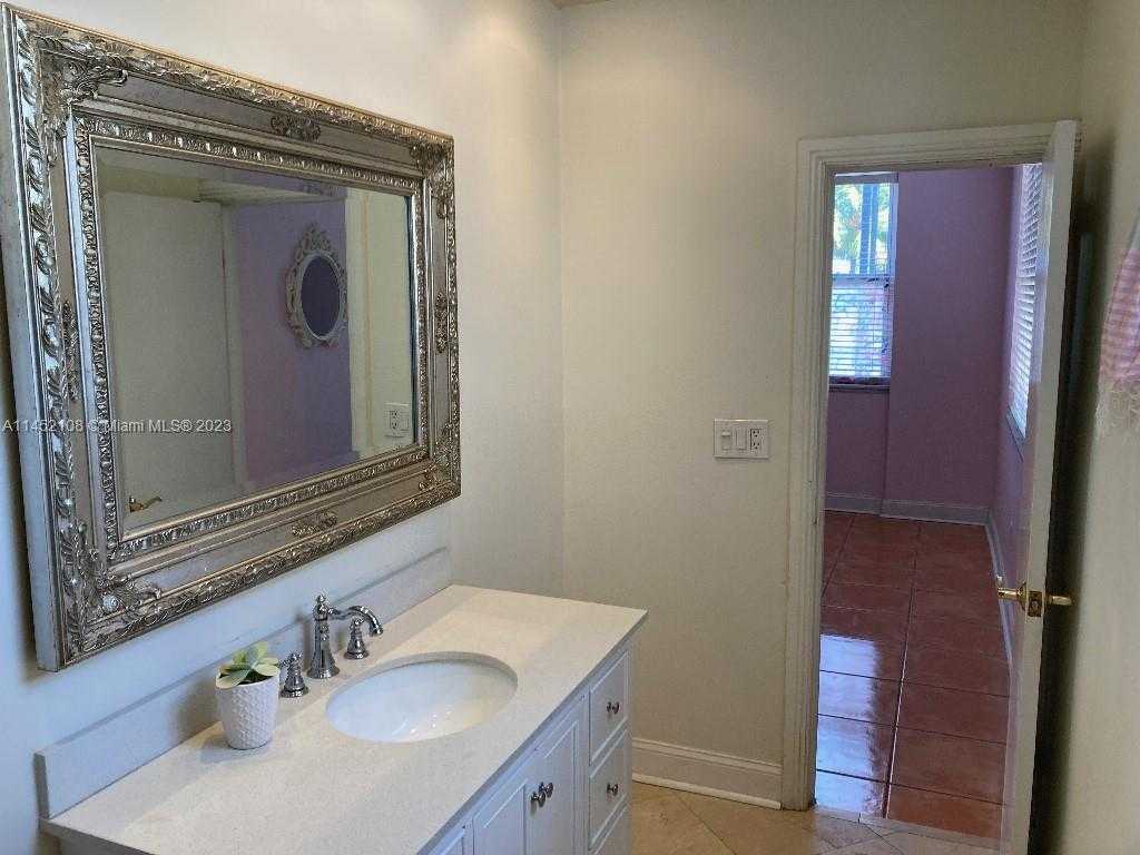 Small Image of 5001 COLLINS AVE #1-K, Miami Beach Number 7