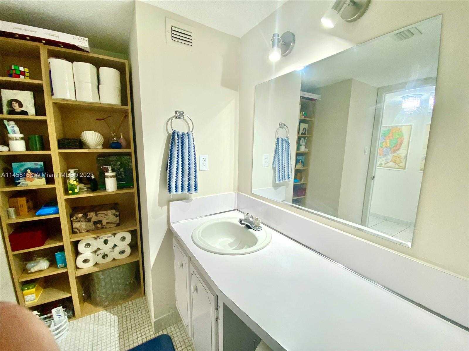 Small Image of 18081 #1003, Aventura Number 37