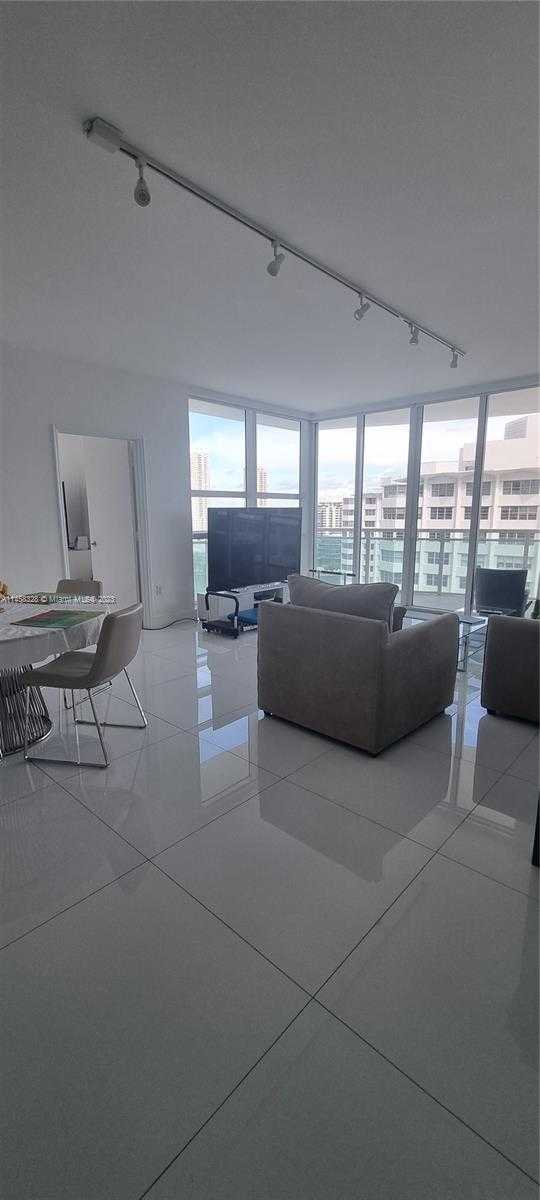 Small Image of 950 BRICKELL BAY DR #1710, Miami Number 3